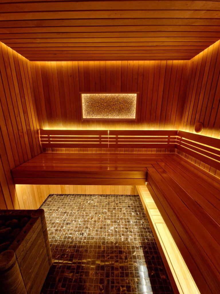 pirties įrengimas su daug led apšvietimo